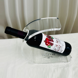 מעמד לבקבוק יין עם חריטת שם משפחה